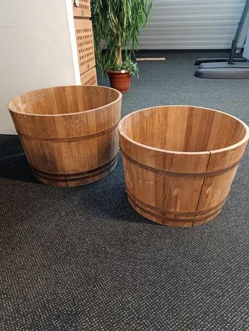 2 ronde teakhouten bloembakken van 52cm en 58cm doorsnede beschikbaar voor biedingen