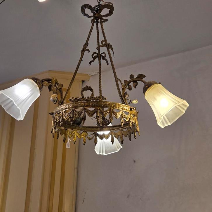 Antieke kroonluchter met glazen kappen, Antiek en Kunst, Antiek | Lampen, Ophalen of Verzenden