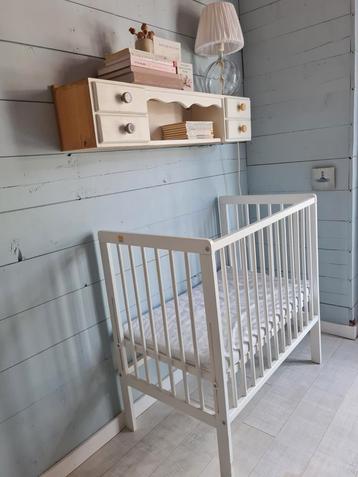 Cosleeper, wit, met matrasje beschikbaar voor biedingen