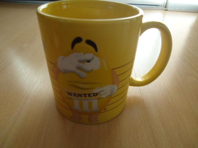 M&M mok "WANTED" met Yellow, geel, Verzamelen, Merken en Reclamevoorwerpen, Zo goed als nieuw, Gebruiksvoorwerp, Ophalen of Verzenden