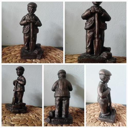 De Peelwerker Beeldje 20 cm hoog Turfstekers BRABANT, Antiek en Kunst, Kunst | Beelden en Houtsnijwerken, Ophalen of Verzenden