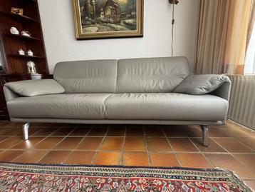 Mooie leren 2,5 zits bank met twee stoelen