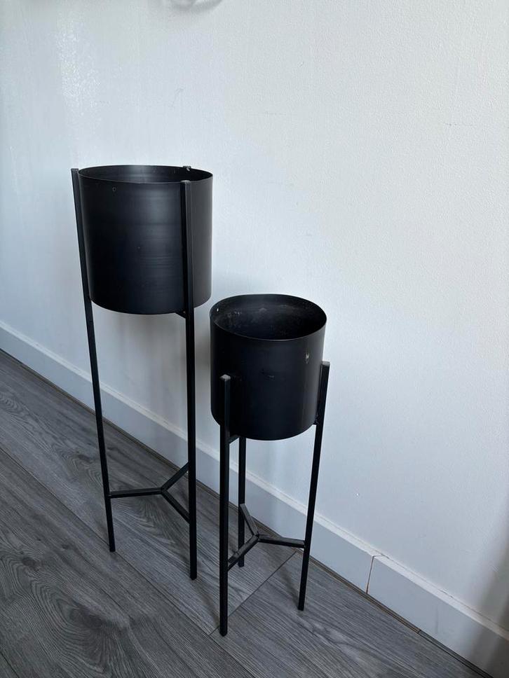 Set van 2 zwarte metalen plantenstandaards, Huis en Inrichting, Kamerplanten, Volle zon, Ophalen