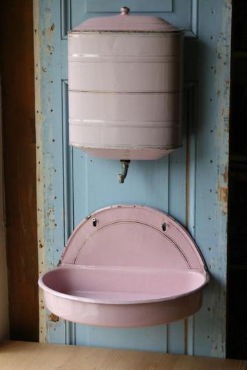 Emaille roze waterreservoir beschikbaar voor biedingen
