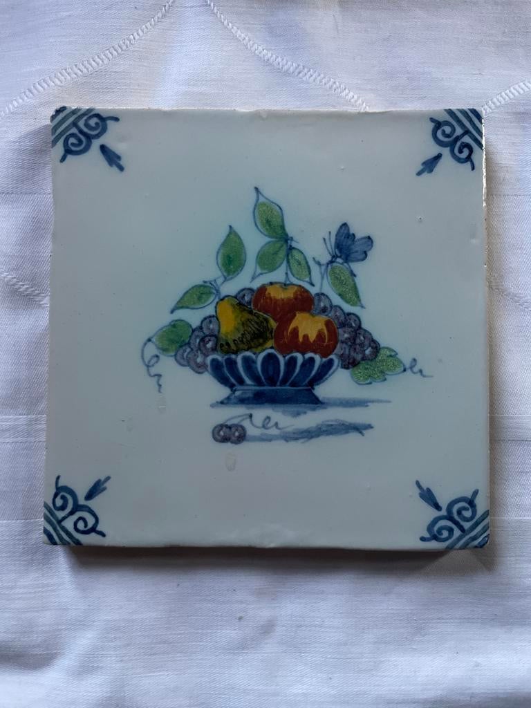Oud tegeltje met fruitmand, Antiek en Kunst, Antiek | Wandborden en Tegels, Ophalen of Verzenden