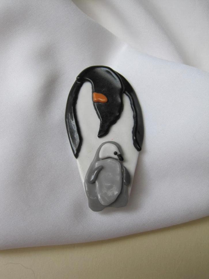 Broche pinquin met jong, Sieraden, Tassen en Uiterlijk, Broches, Zo goed als nieuw, Overige materialen, Overige kleuren, Verzenden