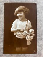 Aan Tilly: meisje met bloemen (CW), Verzamelen, Ansichtkaarten | Themakaarten, Ophalen of Verzenden, 1920 tot 1940, Gelopen, Kinderen