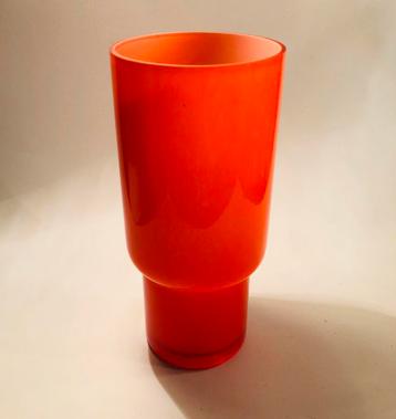 Leuke oranje vaas van glas, ook leuk als waxinelichthouder beschikbaar voor biedingen