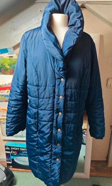 Aantrekkelijke donker blauw lichte gewicht lange jas L-XL  beschikbaar voor biedingen