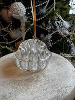 This is a vintage glass flower frog with a domed shape., Verzenden
