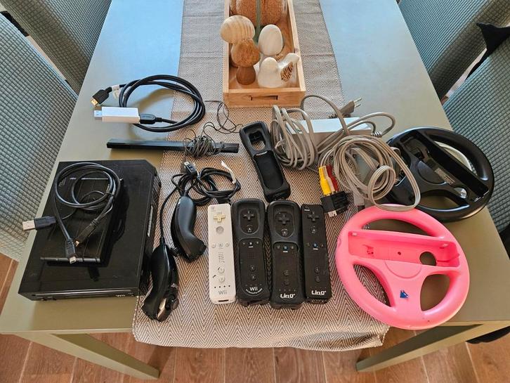 Nintendo Wii (Aangepast) + 4 Controllers + Games!, Spelcomputers en Games, Spelcomputers | Nintendo Wii, Gebruikt, Met 3 controllers of meer