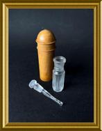 Oud klein glazen flesje in houten kokertje, Antiek en Kunst, Ophalen of Verzenden