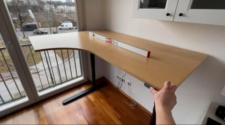 Groot elektrisch verstelbaar hoekbureau – Goede staat, Huis en Inrichting, Bureaus, Gebruikt, Bureau, Elektrisch, In hoogte verstelbaar