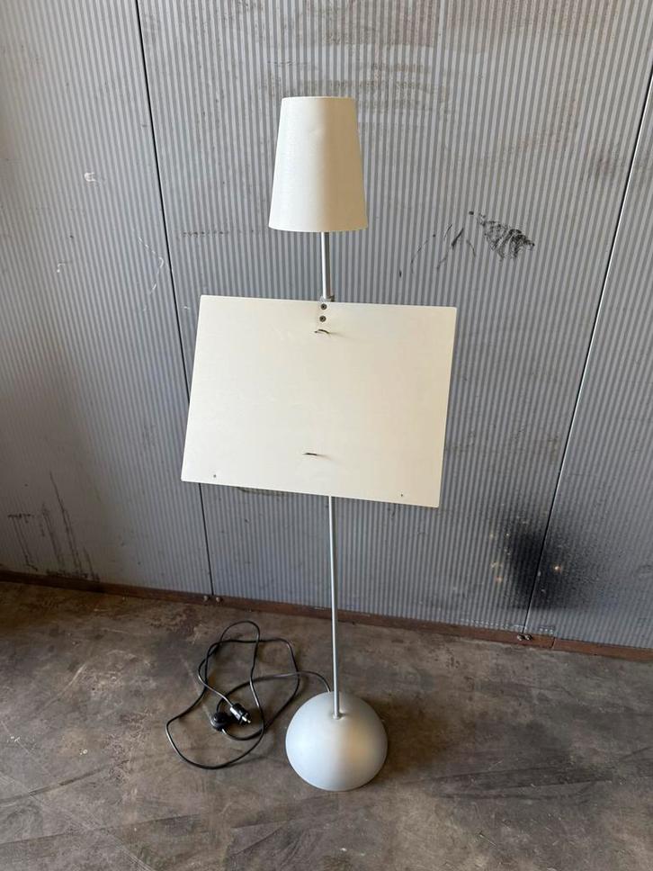 Staande lamp met rek - Terra cromatica, Huis en Inrichting, Lampen | Vloerlampen, Gebruikt, 100 tot 150 cm, Metaal, Ophalen
