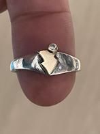 Zilveren designring met 14 karaat gouden bliksemflits, Ophalen of Verzenden, Zo goed als nieuw, 17 tot 18, Dame