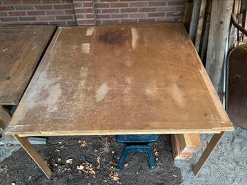 Houten klustafel beschikbaar voor biedingen