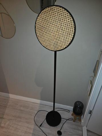 Mooie rotan industiele vloerlamp zwart/beige beschikbaar voor biedingen