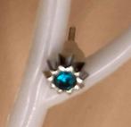 ZILVERKLEURIGE ZONNETJES OORBELLEN VOORZIEN VAN BLAUWE STEEN, Ophalen of Verzenden, Nieuw, Zilver, Knopjes of Stekers