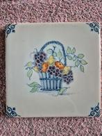 Makkum tegel met fruitmand, Antiek en Kunst, Antiek | Wandborden en Tegels, Ophalen of Verzenden