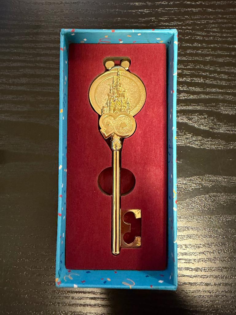 Disney attraction key (Sleutel) - Mickey mouse party - LE, Ophalen of Verzenden, Mickey Mouse, Nieuw, Beeldje of Figuurtje
