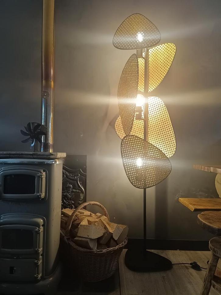 Staande rotan vloerlamp., Huis en Inrichting, Lampen | Vloerlampen, Zo goed als nieuw, 150 tot 200 cm, Ophalen