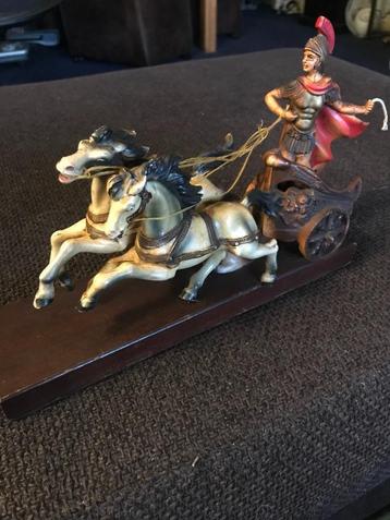 Beeldje Romein met Romeinse strijdwagen en 2 paarden vintage beschikbaar voor biedingen