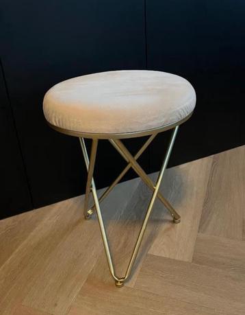 Krukje beige zandkleurig met gouden poten beschikbaar voor biedingen