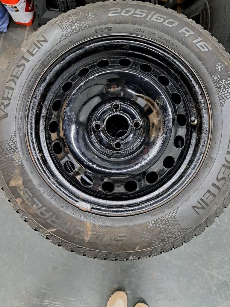 Winterbanden 205/60 R16 met stalen velgen - Naaf 60.1, Auto diversen, Aanhangwagen-onderdelen, Ophalen, Gebruikt