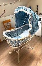 Nostalgie witte rotan wieg met smeedijzer onderstel, Kinderen en Baby's, Babywiegjes en Ledikanten, Ophalen, Gebruikt, Wieg