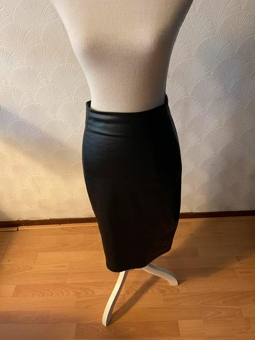 Zwarte namaak leren rok maat 36, Kleding | Dames, Rokken, Zo goed als nieuw, Maat 36 (S), Zwart, Onder de knie, Ophalen of Verzenden