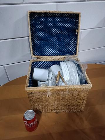 Gevulde picknick mand beschikbaar voor biedingen