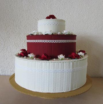 Cadeauverpakking / surprise taart rood voor verjaardag enz. beschikbaar voor biedingen