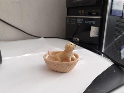Schleich labrador pup in mandje, dierfiguur, Verzamelen, Dierenverzamelingen, Zo goed als nieuw, Beeldje of Figuurtje, Hond of Kat