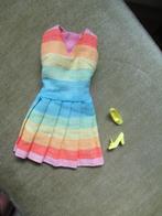 Vintage  barbie regenboog jurkje met schoentjes mattel, Verzamelen, Poppen, Verzenden, Zo goed als nieuw, Kleertjes
