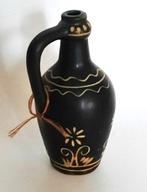 Leuk oud zwart Hongaars kruikje met ingekerfde bloemen (205), Ophalen