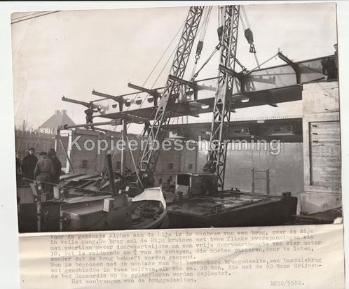 Kraan bouw brug over Rijn Alphen aan de Rijn persfoto 1952, Verzamelen, Foto's en Prenten, Gebruikt, Foto, Overige onderwerpen
