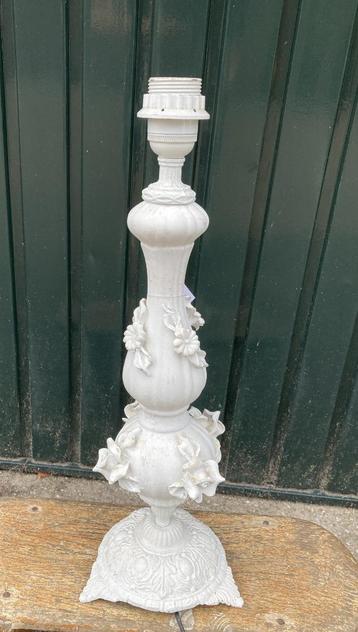 Brocante witte metalen lampenvoet - lampenvoetje beschikbaar voor biedingen