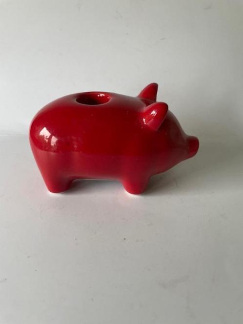 Gestyleerde kandelaar. Rood varken. Sostrene Grene. NIEUW, Huis en Inrichting, Woonaccessoires | Kandelaars en Kaarsen, Nieuw