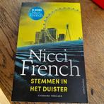 Nicci French - Stemmen in het duister, Boeken, Thrillers, Ophalen of Verzenden, Zo goed als nieuw, Nicci French, Wereld overig