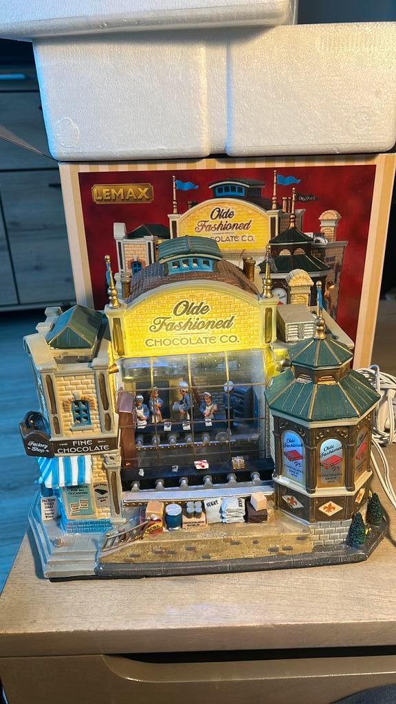 Lemax olde fashioned chocolate co kersthuis D13, Diversen, Kerst, Zo goed als nieuw, Ophalen of Verzenden