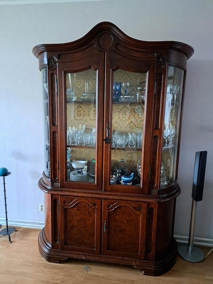 Servieskast/vitrinekast notenhout, Huis en Inrichting, Kasten | Vitrinekasten, Gebruikt, 200 cm of meer, 100 tot 150 cm, 25 tot 50 cm