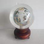 Chinese glazen bal op hocker - 17 cm hoog, Antiek en Kunst, Ophalen of Verzenden