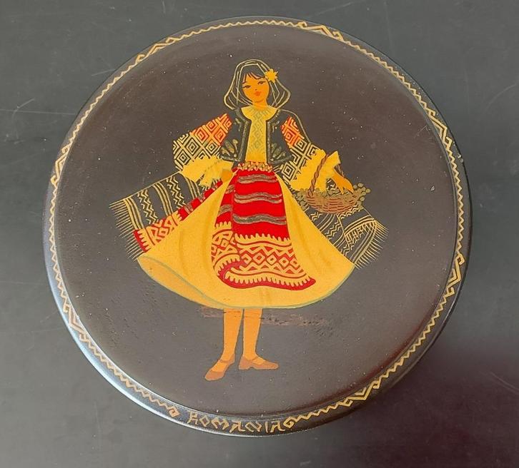 Vintage souvenier Roemenie houten dekseldoos meisje folklore, Antiek en Kunst, Antiek | Woonaccessoires, Ophalen of Verzenden