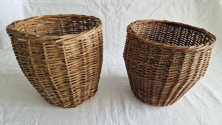 2 rieten manden/stofdoekenmandjes  #165, Huis en Inrichting, Woonaccessoires | Schalen en Manden, Gebruikt, Mand, Rond, Riet, Ophalen of Verzenden