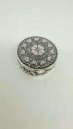 Zilveren oud pillendoosje met bloemmotief en klavertje vier., Antiek en Kunst, Antiek | Goud en Zilver, Verzenden, Zilver