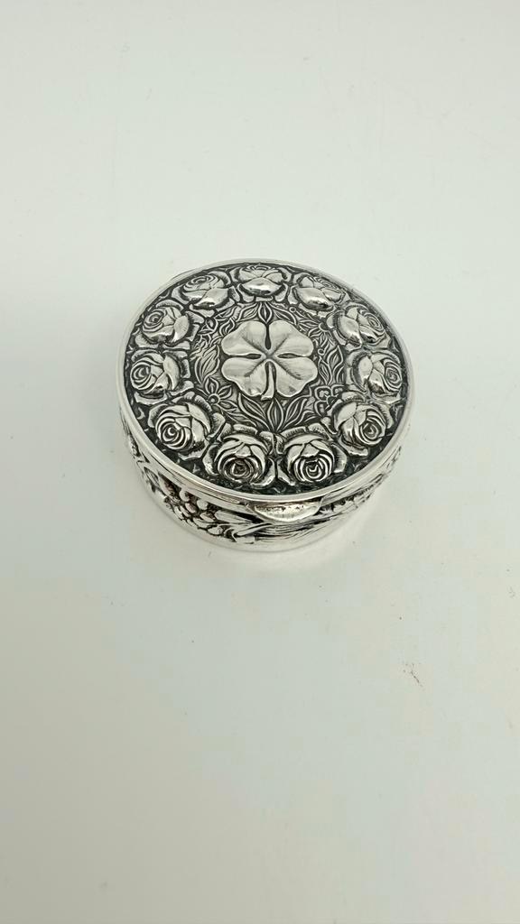 Zilveren oud pillendoosje met bloemmotief en klavertje vier., Antiek en Kunst, Antiek | Goud en Zilver, Zilver, Verzenden