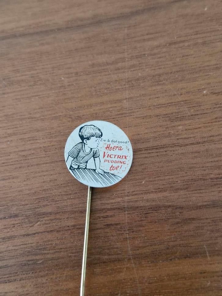 Sp 1175 Vintage Victrix Pudding Speldje, Verzamelen, Speldjes, Pins en Buttons, Gebruikt, Speldje of Pin, Merk, Ophalen of Verzenden