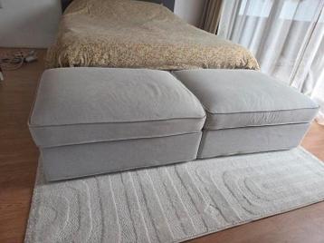 Twee Ikea Kivik hockers lichtgrijs - afbeelding 1
