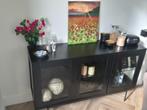Stijlvol zwart dressoir van mangohout met glazen deurtjes, Ophalen, Met deur(en), 100 tot 150 cm, Zo goed als nieuw