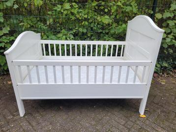 Kinderbedje wit hout 130x80 cm beschikbaar voor biedingen